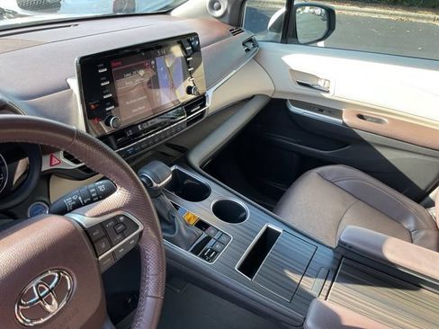 Used 2022 Toyota Sienna Platinum AWD/4WD image 24
