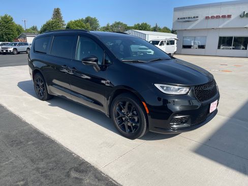 Used 2023 Chrysler Pacifica Touring-L w/ S Appearance Package image 1