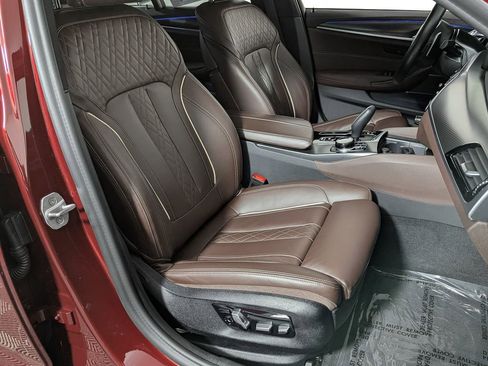 Used 2021 BMW M550i xDrive w/ Dynamic Handling Package image 31