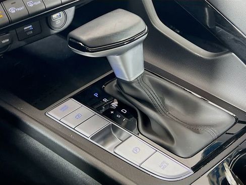 Used 2023 Hyundai Elantra Limited image 19