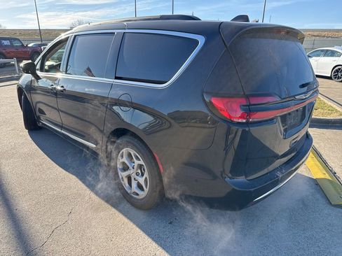 Used 2023 Chrysler Pacifica Limited w/ Uconnect Theater Family Group image 8