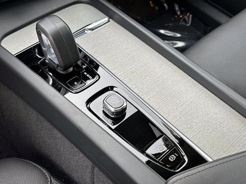 Certified 2025 Volvo XC60 B5 Plus image 25