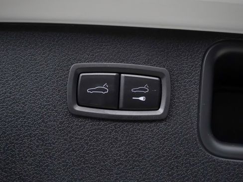 Certified 2025 Porsche Macan image 7