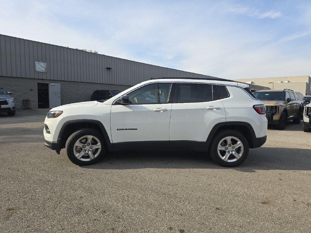 Used 2023 Jeep Compass Latitude w/ Convenience Group AWD/4WD image 10