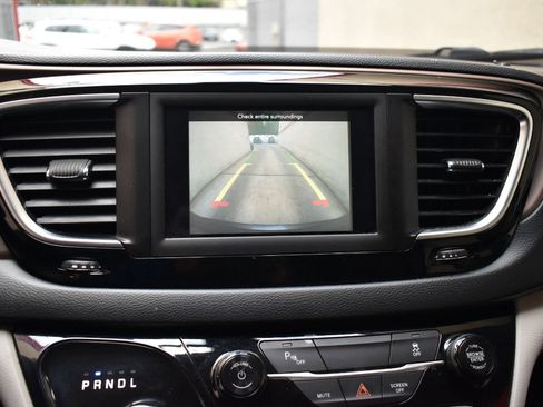 Used 2019 Chrysler Pacifica L FWD image 29