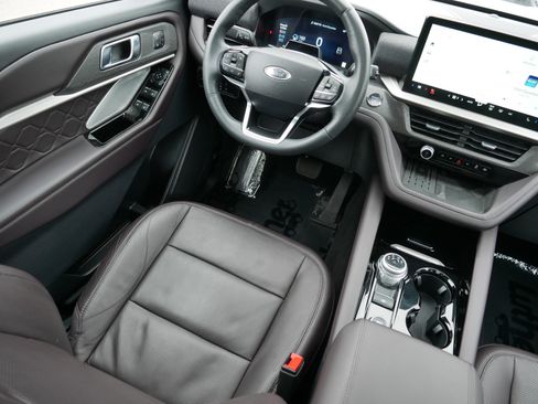 Used 2025 Ford Explorer Platinum w/ LUX Leather Package AWD/4WD image 9