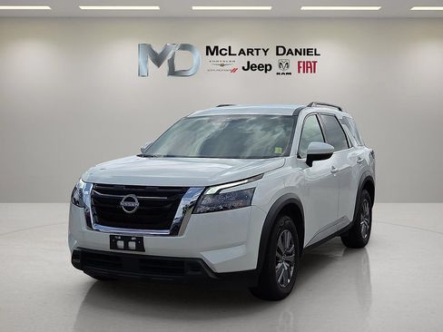 Used 2025 Nissan Pathfinder SV FWD image 2