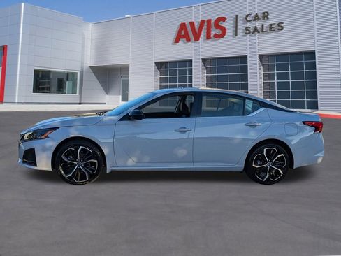 Used 2025 Nissan Altima 2.5 SR w/ SR Premium Package image 11