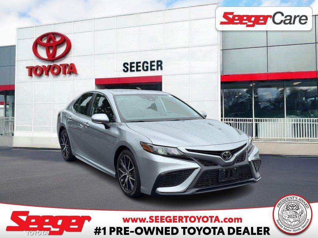 Used 2022 Toyota Camry SE w/ Cold Weather Package FWD image 1