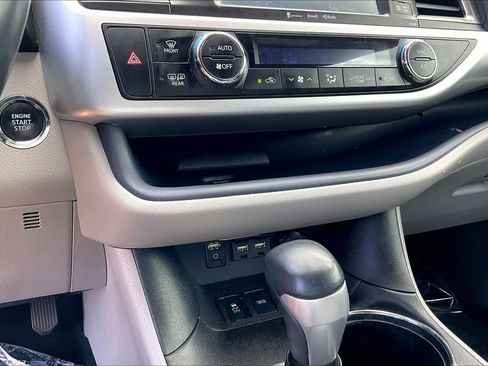 Used 2019 Toyota Highlander XLE image 32