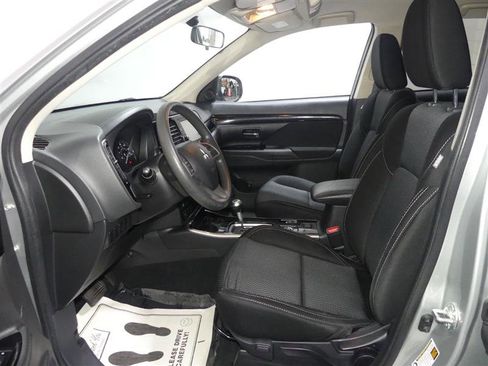 Used 2020 Mitsubishi Outlander SE image 21