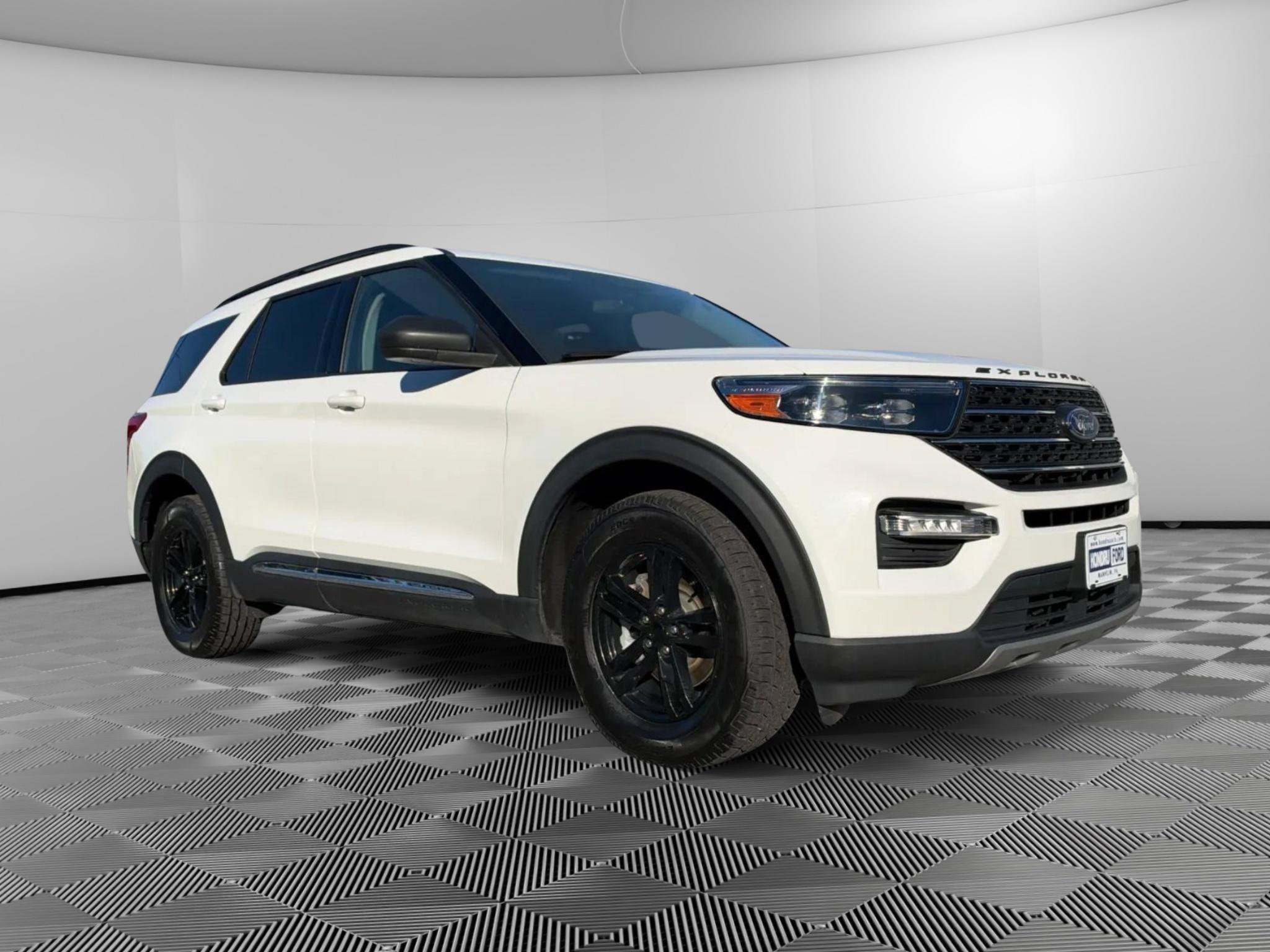 Used 2022 Ford Explorer XLT w/ Equipment Group 202A AWD/4WD image 2