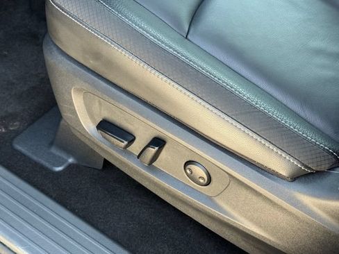 Used 2025 Nissan Pathfinder SL FWD image 15