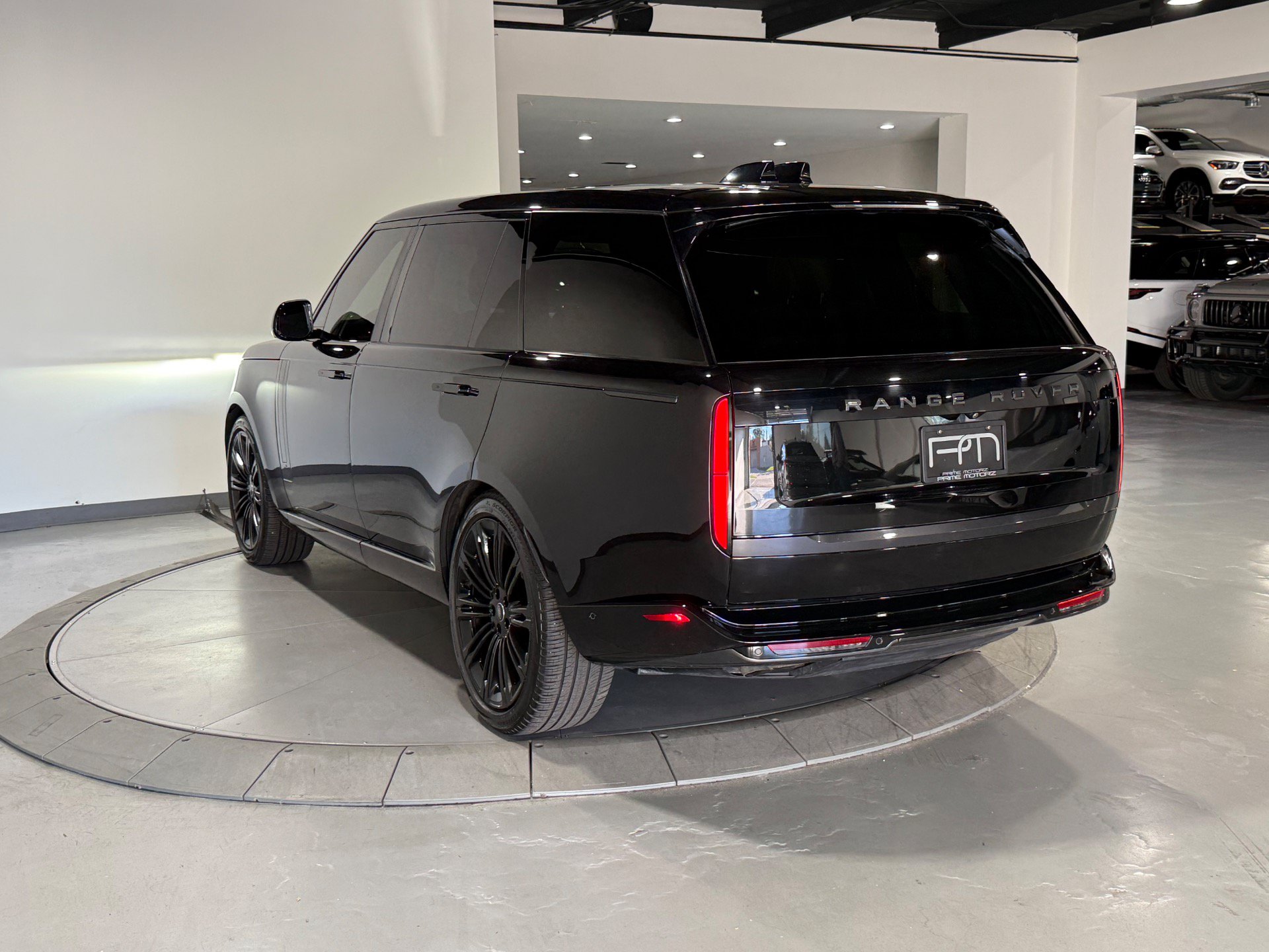Used 2024 Land Rover Range Rover Long Wheelbase SE AWD/4WD image 9