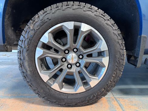 Used 2024 Chevrolet Silverado 1500 High Country w/ Z71 Off-Road Package AWD/4WD image 8