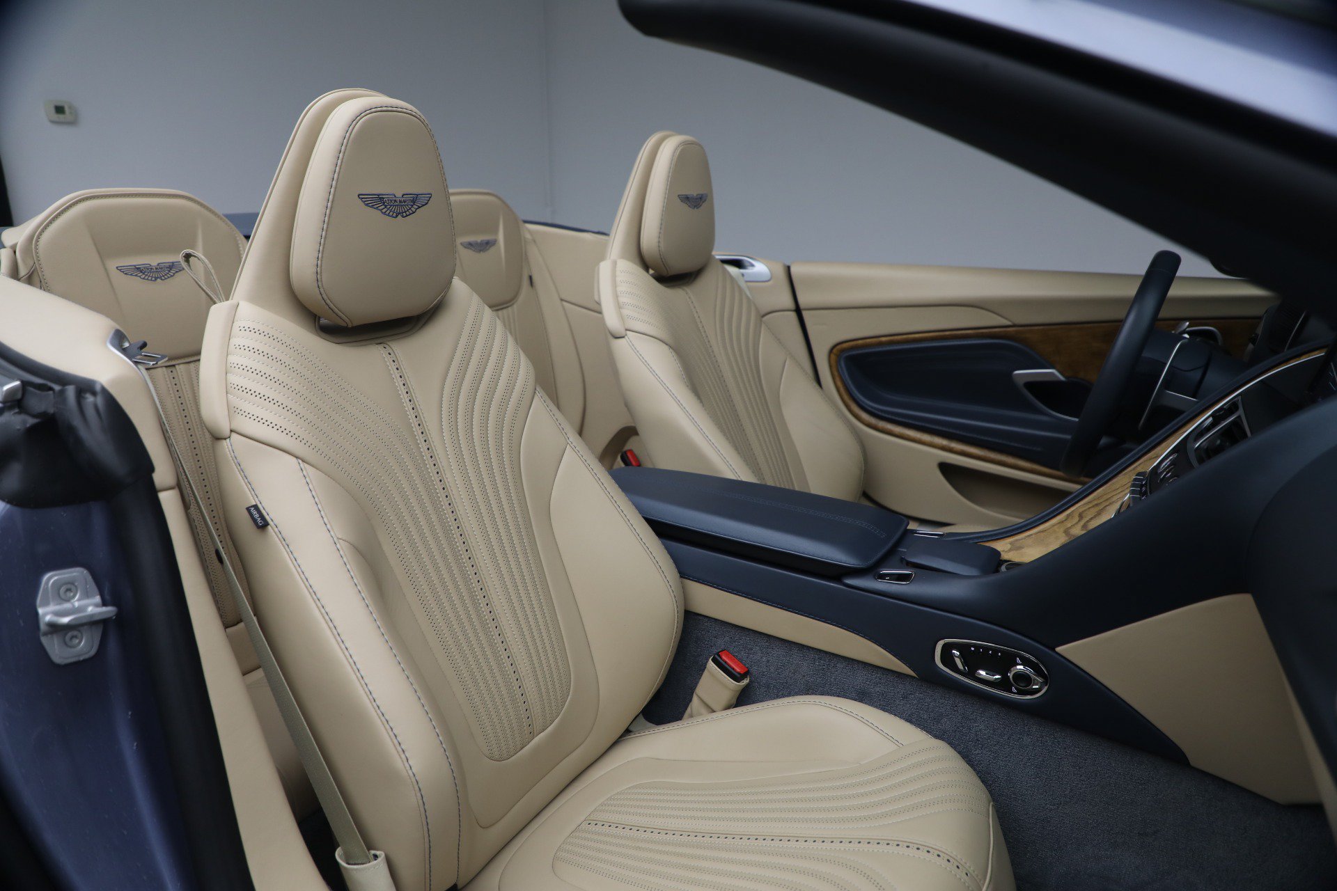 Used 2022 Aston Martin DB11 Volante RWD image 37