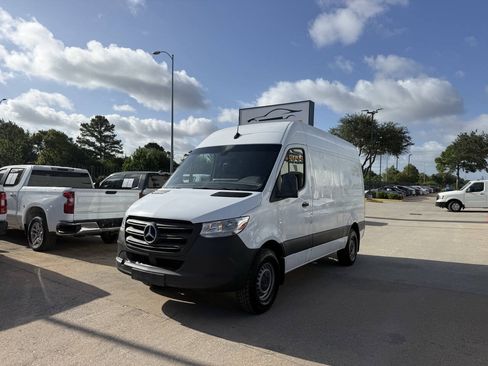 Used 2021 Mercedes-Benz Sprinter 2500 image 3