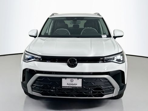 Certified 2025 Volkswagen Taos SE image 2