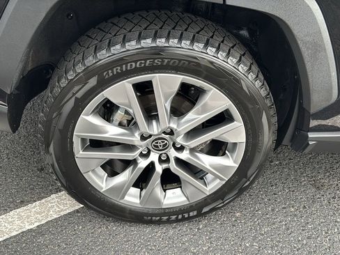 Used 2022 Toyota RAV4 XLE Premium w/ Carpet Mat Package (TMS) image 16
