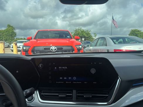 Used 2025 Chevrolet Trax LT FWD image 17