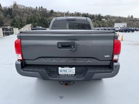 Used 2018 Toyota Tacoma TRD Sport w/ Technology Package image 4