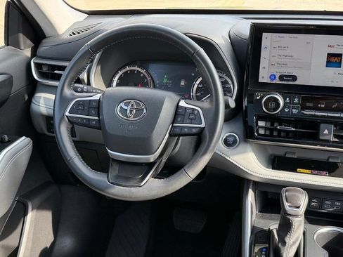 Used 2025 Toyota Highlander XLE AWD/4WD image 14