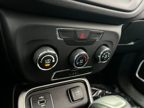 Used 2018 Jeep Compass Latitude image 25