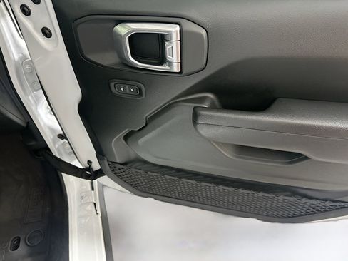 Used 2023 Jeep Wrangler Unlimited w/ Sun & Screen Package image 29