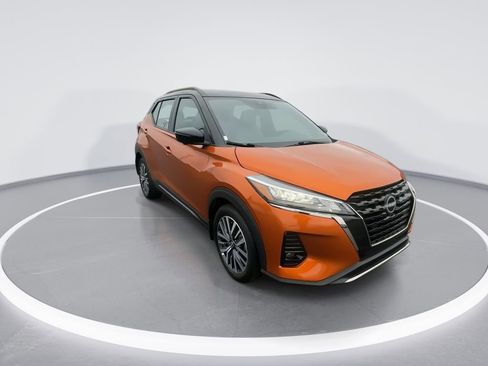 Used 2023 Nissan Kicks SR w/ SR Premium Package FWD image 2