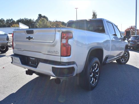 Used 2022 Chevrolet Silverado 2500 High Country w/ Z71 Off-Road Package image 9