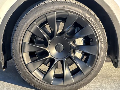 Used 2021 Tesla Model Y Long Range image 25