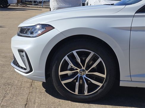 New 2026 Volkswagen Jetta SE image 5