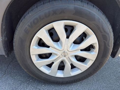 Used 2019 Nissan Rogue S FWD image 12