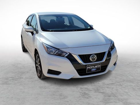 Used 2022 Nissan Versa SV image 2