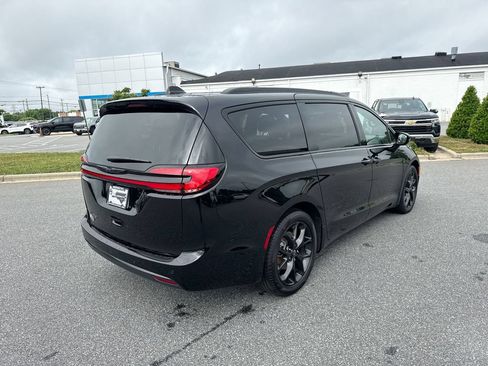 Used 2026 Chrysler Pacifica Select w/ S Appearance Package FWD image 6