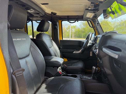 Used 2015 Jeep Wrangler Unlimited Rubicon w/ Dual Top Group AWD/4WD image 19