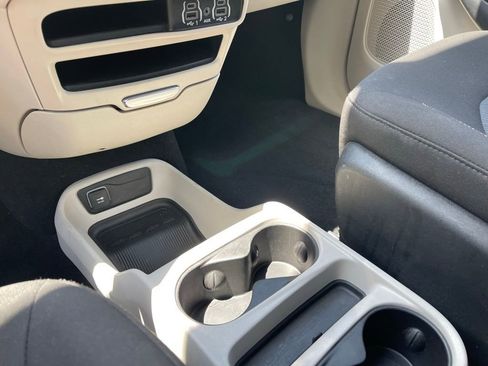 Used 2022 Chrysler Voyager LX FWD image 29