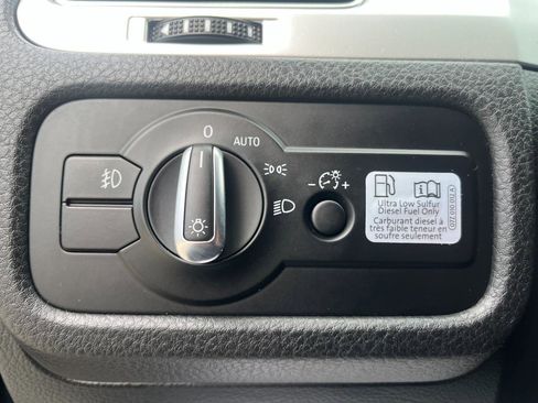 Used 2015 Volkswagen Touareg TDI image 28