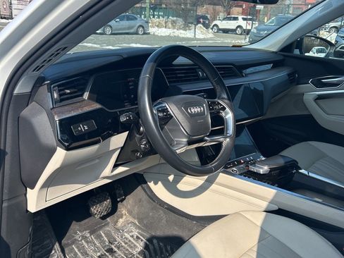 Used 2022 Audi e-tron Premium Plus w/ Premium Plus Package image 17