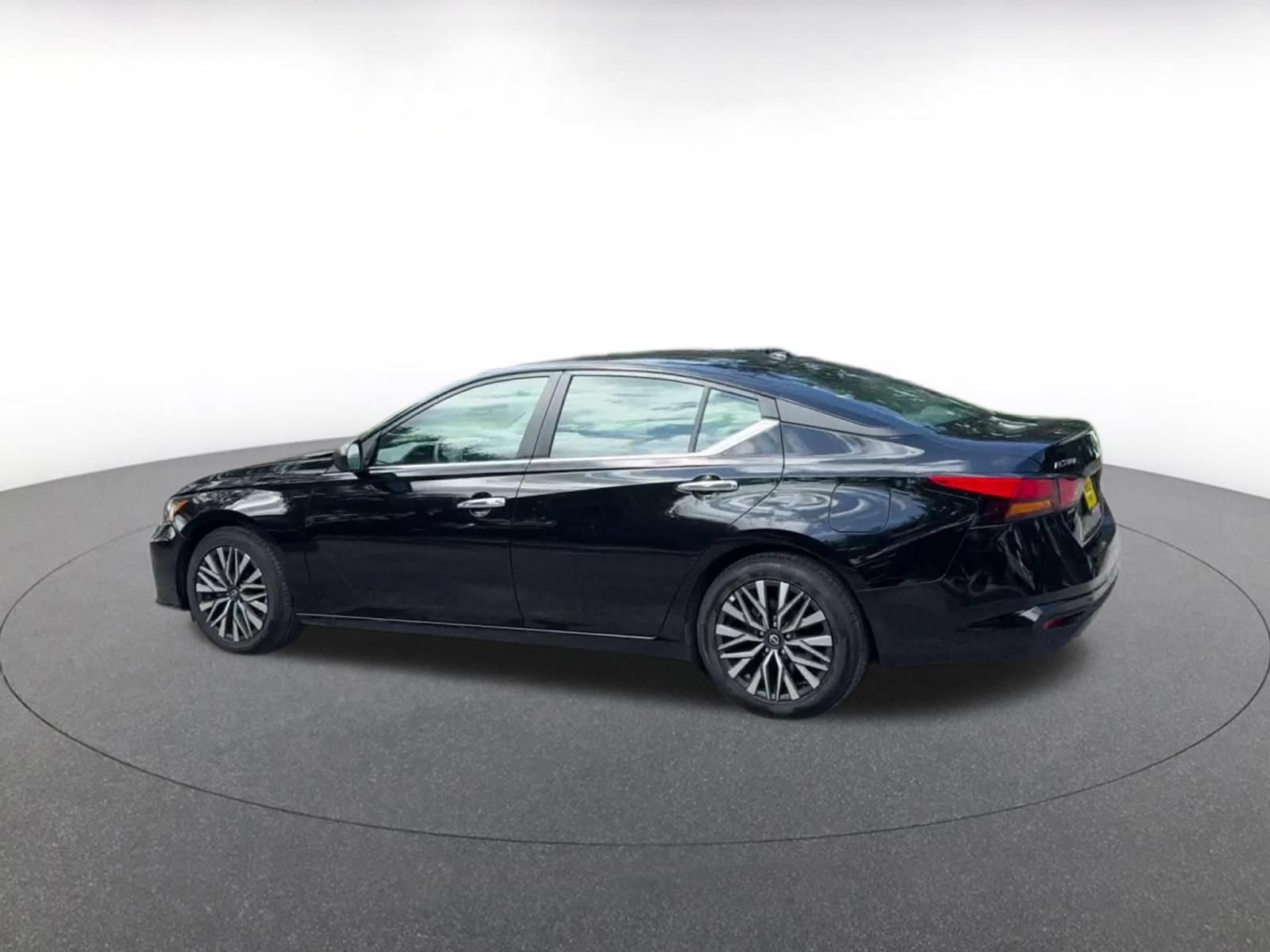 Used 2025 Nissan Altima 2.5 SV FWD image 10