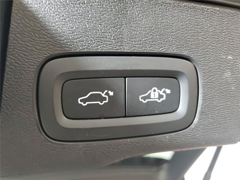 Certified 2023 Volvo XC60 B5 Ultimate w/ Climate Package FWD image 9