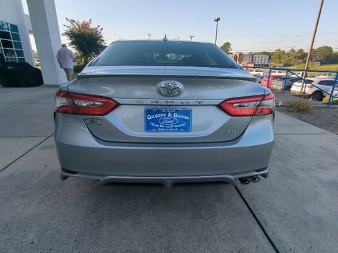 Used 2019 Toyota Camry SE FWD image 6