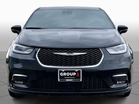 Used 2025 Chrysler Pacifica Select image 4