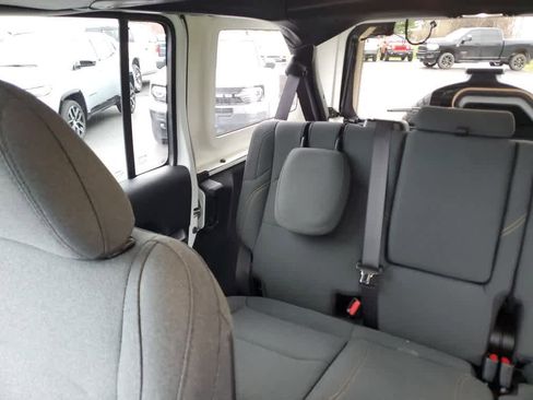 Used 2025 Jeep Wrangler Sahara image 14