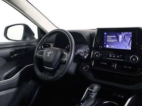 Used 2024 Toyota Highlander LE AWD/4WD image 25