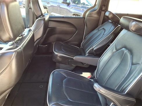 Used 2025 Chrysler Pacifica Limited image 6