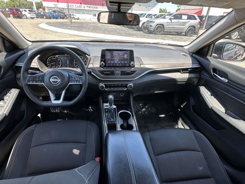 Used 2024 Nissan Altima 2.5 SV FWD image 6