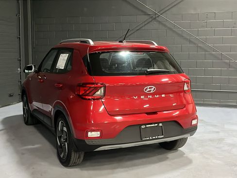 Used 2023 Hyundai Venue SEL FWD image 6