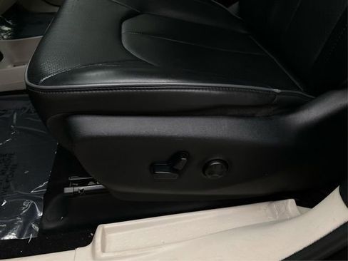 Used 2018 Chrysler Pacifica Limited FWD image 24
