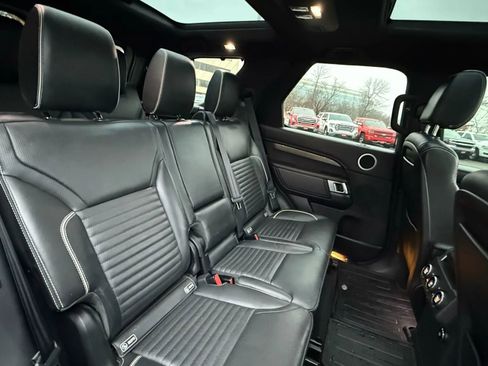 Used 2020 Land Rover Discovery HSE image 32